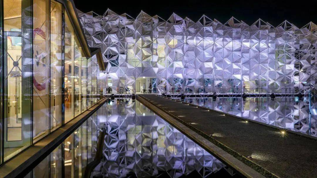 折纸般的膜结构“迪拜世博会日本馆”