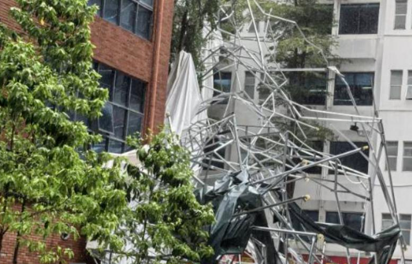 深圳龙华一雨棚因暴雨倒塌，街道办：已处置，无人员伤亡